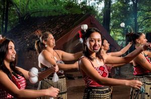 Neuseeland/ROT/Tamaki Maori Village/Tanz