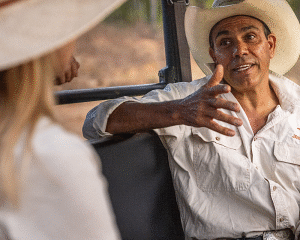 Australia Tours – Australien – Jarramali Rock Art Tours Johnny Laura, Cook – copyright Tourism Australia – 1100509-134