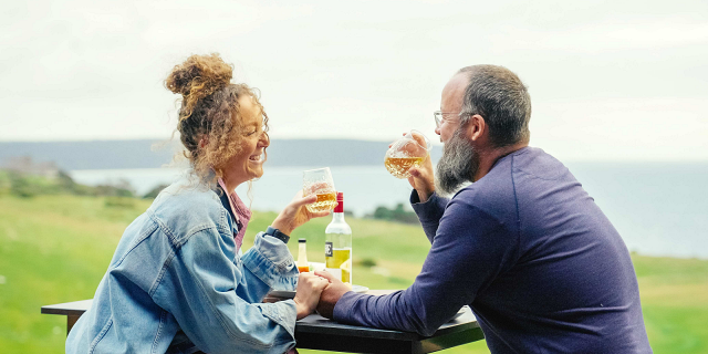 Australia Tours – Australien – Kangaroo Island – CABN Cape St Albans couple lunch – low res