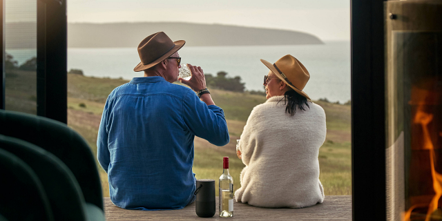 Australia Tours – Australien – Kangaroo Island – Sitting on deck, CABN KI – low res