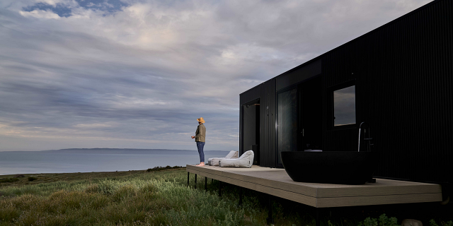 Australia Tours – Australien – Kangaroo Island – Standing on deck, CABN KI – low res