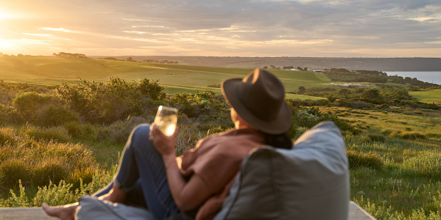 Australia Tours – Australien – Kangaroo Island – Sunset on the deck, CABN KI – low res