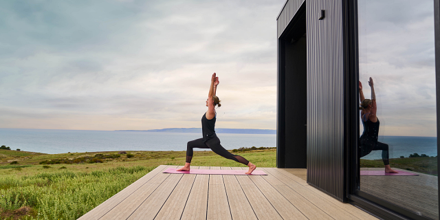 Australia Tours – Australien – Kangaroo Island – Yoga on deck, CABN KI – low res