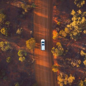 Australia Tours – RedSands Campers _ 2 Person 4WD Rooftop Camer – Jarrod Saw_RedSands Campers – Birds view driving (Pilbara)