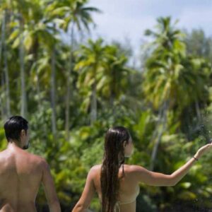 Couple in Moorea lagoon, Tahiti Tourisme, Gregoire Le Bacon_b